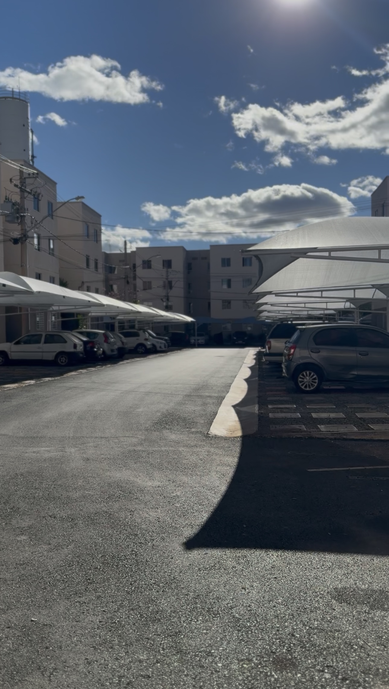 Estacionamento de condomínio coberto
